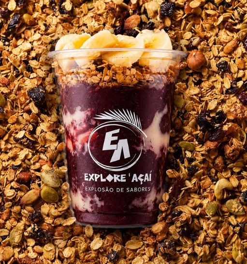 Copo de açaí Explore com granola à beira da piscina