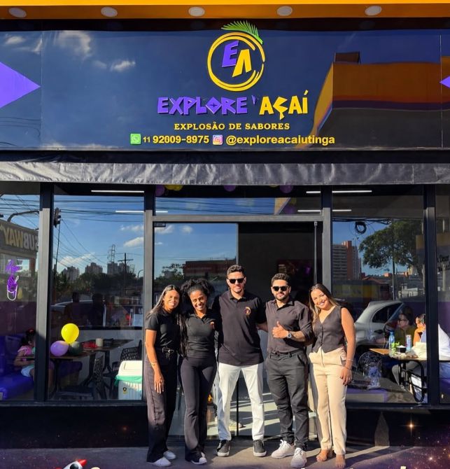 Equipe da Explore Açaí Utinga em frente à loja